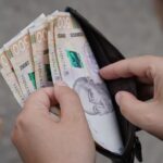 Українці отримають меншу зарплату у жовтні: нардеп назвав причину