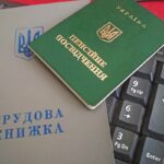 Скільки потрібно стажу для виходу на пенсію у 63 роки: точна цифра на 2025 рік