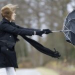 Можливі серйозні руйнування: в Україну мчить ураган зі швидкістю вітру понад 120 км/год